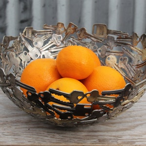 Grande portachiavi: ornamento scultoreo in metallo, arte funzionale (28 cm)