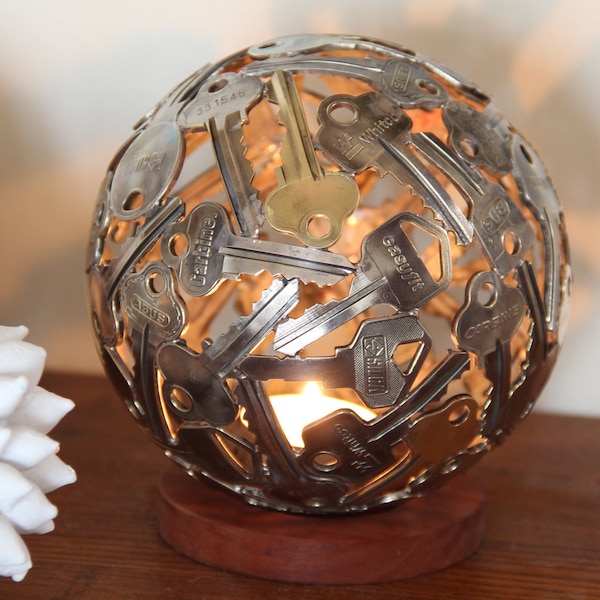 Small Key Ball Tea Light, 13 cm, Key Light, Sculpture en métal, Porte-lumière de thé suspendu