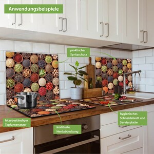 Pode incluir: Uma cozinha com um backsplash de azulejos brancos e arm&aacute;rios brancos. Existem tr&ecirc;s pain&eacute;is de vidro com um padr&atilde;o de especiarias colorido. Os pain&eacute;is s&atilde;o usados como backsplash, cobertura de fog&atilde;o e t&aacute;bua de cortar. O texto "Anwendungsbeispiele" est&aacute; no topo da imagem. O texto "praktischer Spritzschutz" est&aacute; no painel superior esquerdo. O texto "hitzebest&auml;ndiger Topfuntersetzer" est&aacute; abaixo do painel esquerdo. O texto "kratzfeste Herdabdeckung" est&aacute; abaixo do painel do meio. O texto "hygienisches Schneidebrett und Servierplatte" est&aacute; abaixo do painel direito.