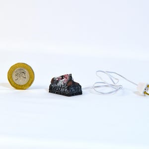 Miniatur Holzscheite im Maßstab 1:24, beleuchtet mit flackernder LED, kleines Feuer, 25 mm breit
