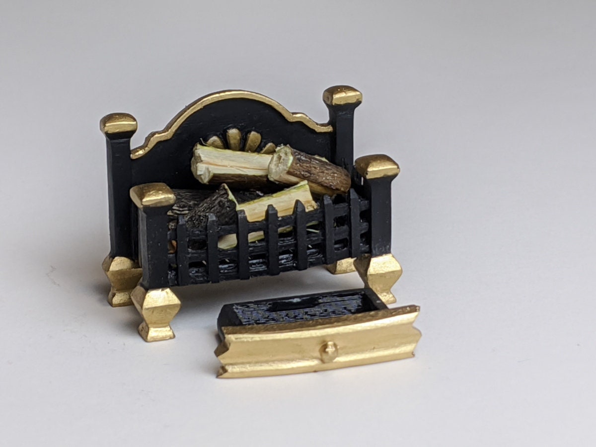 Cheminée Miniature Et Cadre Photo En Résine Dorée Pour Maison De Poupée 1/12 - Bon état (occasion)