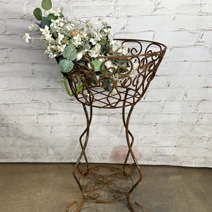 Wrought Iron 21&quot; Diamond Plant Stand - Outdoor Patio Metal Flower Basket Container - Sturdy Rustic Pot Holder - Steel Vintage Garden Planter