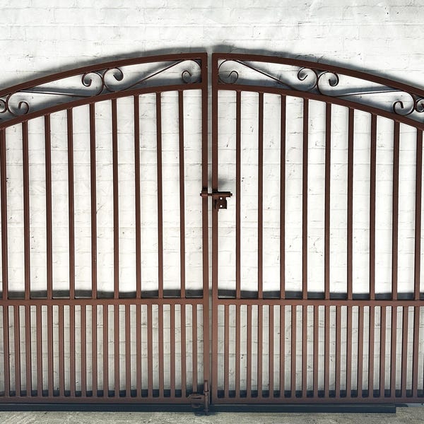 Double barrière Delaney en fer forgé : entrée dans la cour pour chiots (60 x 75,5 po.)