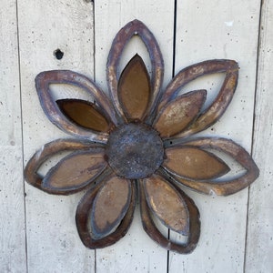 Extra Large Rusty Metal Flower Wall Art – Indoor/Outdoor Decor