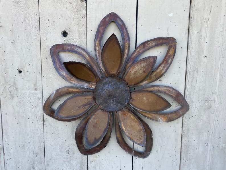 Extra Large Rusty Metal Flower Wall Art – Indoor/Outdoor Decor