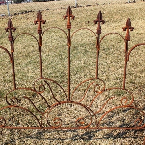 Wrought Iron Sunburst Fence - Metal Garden Border Edging -  Rustic Yard Art  - Garden Flower Vine Trellis - Yard Lawn Fencing  Decoration