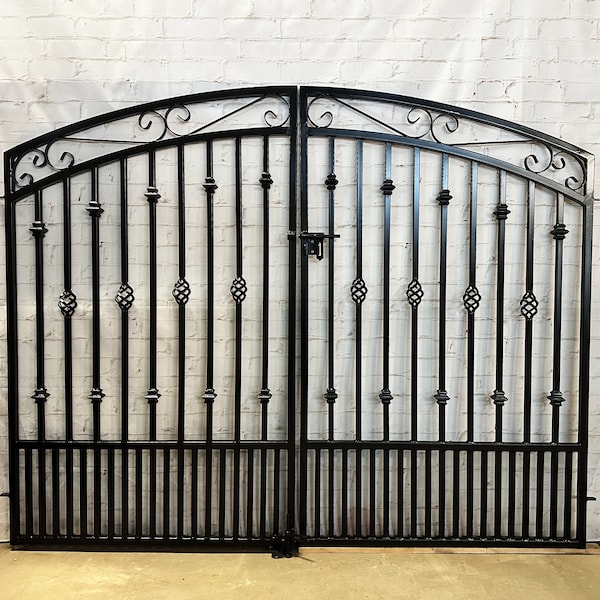 Barrière double Donovan en fer forgé – 60 po. de haut, piquets pour chiots, loquet de verrouillage