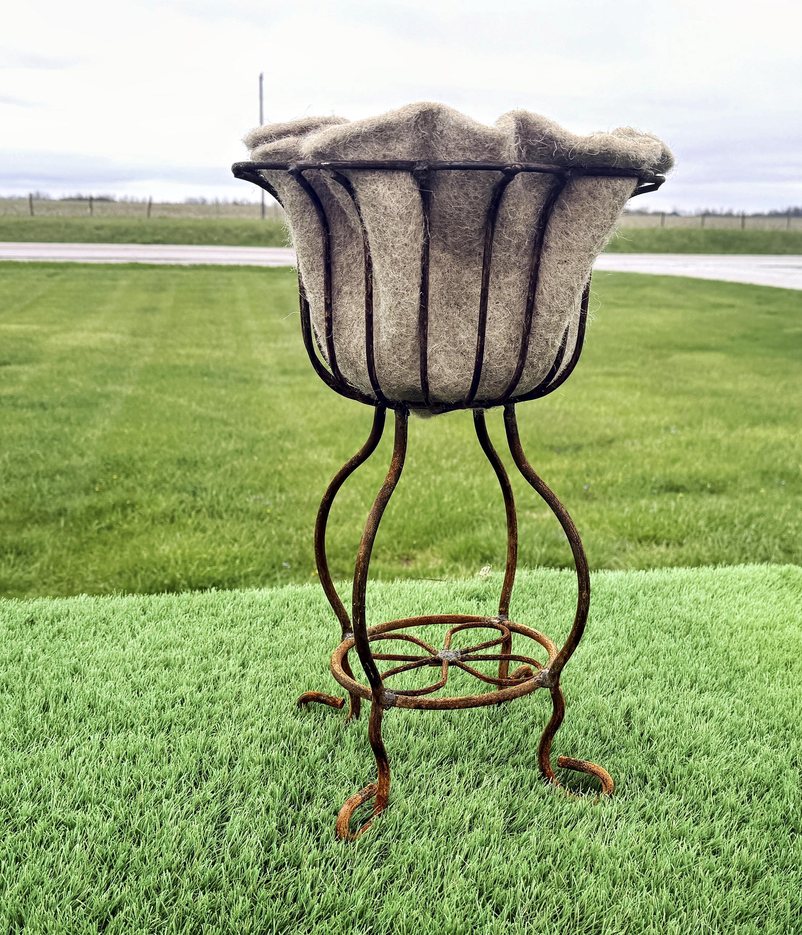 Wrought Iron 21'' Sally Rustic Plant Stand – Metal Flower Pot