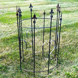 2- 1/2 Circle Fence - Metal Garden Border Edging - Rustic Yard Art - Garden Flower Vine Trellis - Yard Fencing Decoration - Wrought Iron