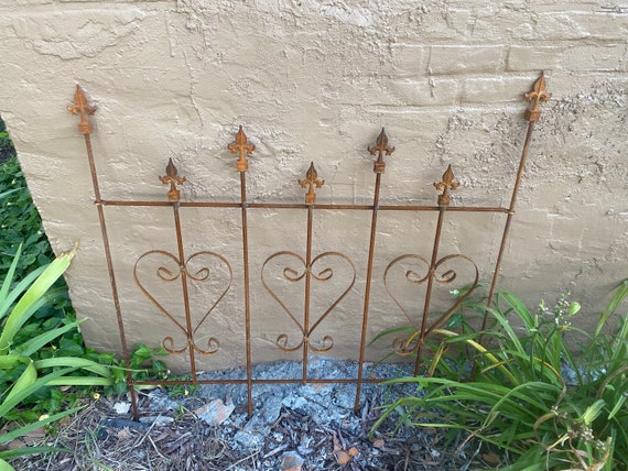 Wrought Iron Connecting Heart Fence Metal Garden Border Edging