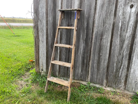 Classic ladder shelf outlet