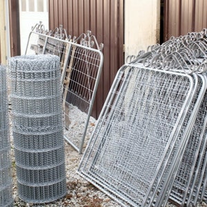 Puerta de patio antigua de alambre tejido con bucle galvanizado de 3't x 4'w, entrada de cerca del cementerio, aspecto antiguo vintage, mascota de conejo de entrada a la casa del jardín imagen 4