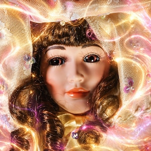 Könnte beinhalten: Eine Porzellanpuppe mit braunem Haar, braunen Augen und einer pfirsichfarbenen Lippe. Die Puppe trägt einen Spitzenschleier mit Perlenakzenten. Das Bild hat einen leuchtenden, ätherischen Effekt mit rosa und goldenen Lichtstreifen.