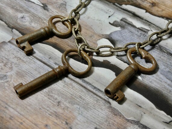 Vintage Skeleton Key Necklace - image 2