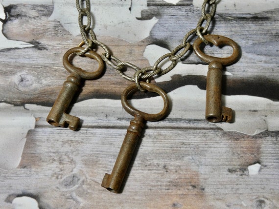 Vintage Skeleton Key Necklace - image 3