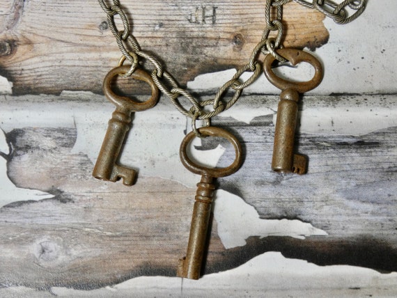 Vintage Skeleton Key Necklace - image 4