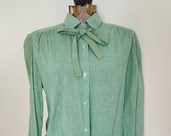 vintage Biens personnels chemise boutonnée verte et blanche --- Chemisier Leslie Fay rétro coloré à col Claudine --- Vêtements de recyclage rustiques