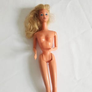 Vintage Kissing Barbie Fashion Doll --- Retro 1960s 1970s Mattel Classic Girls&#39; Toys --- Collectible Nostalgia Dress Up Novelty Doll Toy