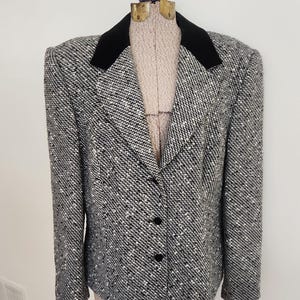 Vintage Koret Black & White Tweed Blazer with Velvet Collar --- Retro Monochromatic Women&#39;s Business Casual Clothing --- Stylish Suit Jacket