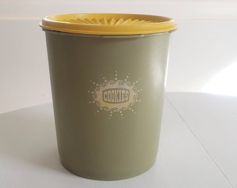 Boîte métallique verte et jaune de biscuits Tupperware 807-1 808-42 vintage --- Récipient de stockage de nourriture de marchandises sèches rétro -- Décoration de cuisine de grand-mère groovy