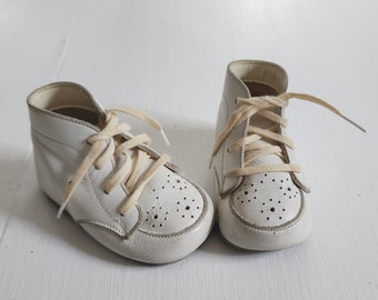 Vintage White Leather Baby Sneakers --- Retro Cute Little Baby Doll Shoes --- Mid-Century Nursery Decor Christening Baptism Baby Play Shoes