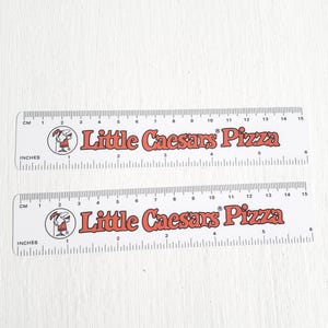Reglas de plástico vintage de Little Caesars Pizza - Juego de dos - Artículos publicitarios retro de cadenas de restaurantes estadounidenses --- Diversión de los años 70 y 80 imagen 1
