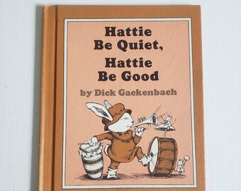 Hattie Be Quiet Hattie Be Good par Dick Gackenbach --- livre pour enfants mignon vintage des années 1970--Histoires faciles à lire de lapin fougueux rétro