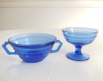 Vintage bleu dépression en verre à bouillon et tasse à sorbet - lot de deux - verrerie colorée de style art déco rétro --- décoration d'intérieur ancienne de cuisine