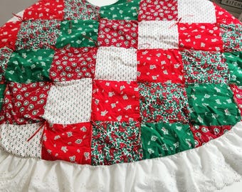 Vintage Patchwork Quilt Scares Christmas Tree Skirt --- Retro Red Green & White Holiday Print Fabric Decorations --- Grannycore Chrismtas