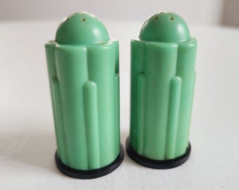 Vintage Bonny Ware Minty Green Plastic Salt and Pepper Shakers --- Retro Art Deco Style Kitchen Home Decor --- Simple Mid-Century Shakers