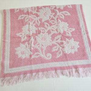 Vintage Fieldcrest Pink & White Flowers Small Bath Towel --- Retro Garden Flowers Bathroom Linens --- Cottagecore Pastel Cute Home Decor