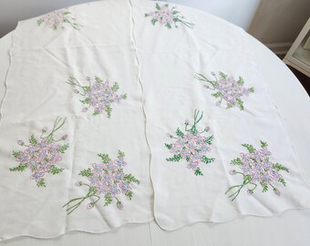 Chemins de table vintage fleurs brodées roses et bleues - lot de deux - linge de maison floral rétro, décoration colorée pour la maison --- nappe des années 1950