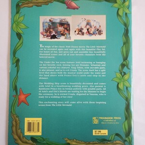 Puede incluir: Una cubierta de libro color verde azulado con un borde de algas verdes, una concha rosa y una estrella de mar naranja. La cubierta muestra dos peque&ntilde;as im&aacute;genes rectangulares de un set de juego de La Sirenita y texto descriptivo.