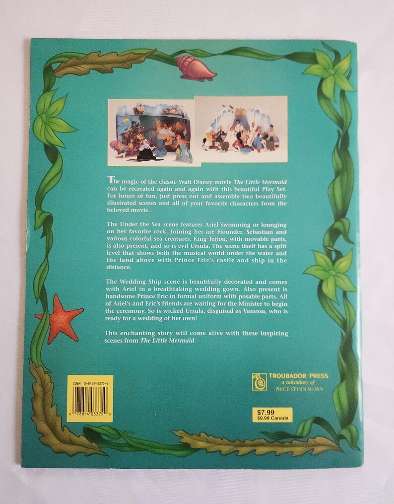 Puede incluir: Una cubierta de libro color verde azulado con un borde de algas verdes, una concha rosa y una estrella de mar naranja. La cubierta muestra dos peque&ntilde;as im&aacute;genes rectangulares de un set de juego de La Sirenita y texto descriptivo.