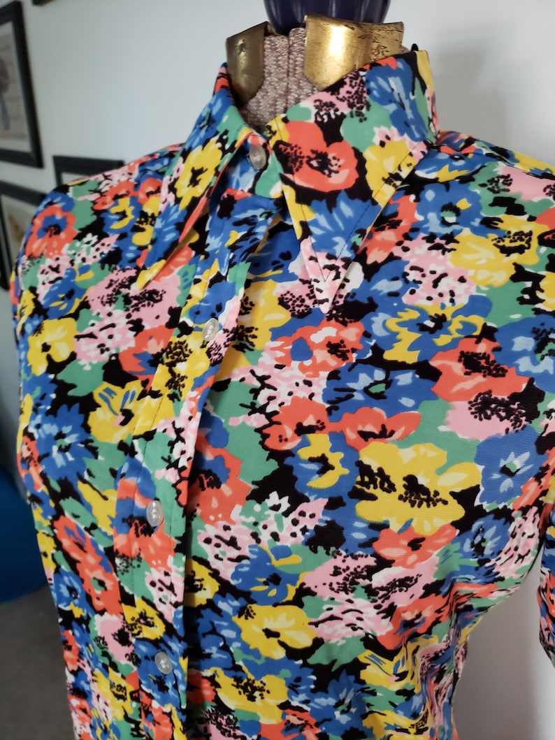 Elles Belles Knits Funky Floral Fun Pattern - Retro Groovy Unique Disco Fashion Clothing - Vintage 1970/'s Novelty Print Dress Shirt -