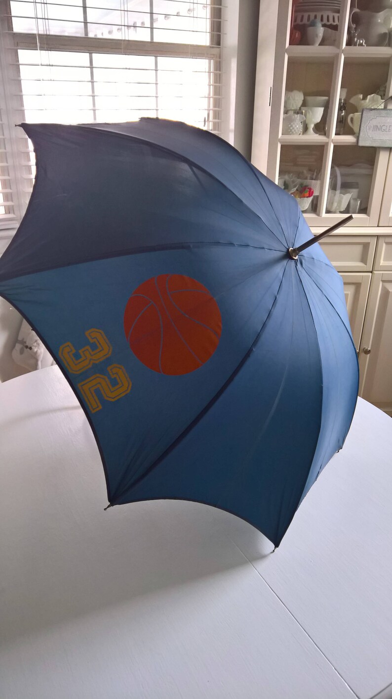 SALE Vintage Basketball Petite Cane Umbrella Retro Kids Number 32 Cool Accessory Rainy Day Italian Shade Costume Wardrobe Hispter Chic -