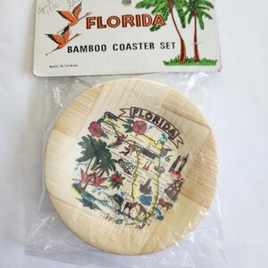 Puede incluir: Un juego de posavasos de bamb&uacute; de Florida. El posavasos es redondo con un mapa de Florida e im&aacute;genes tropicales. El embalaje incluye las palabras "FLORIDA" y "BAMBOO COASTER SET". Hecho en Taiw&aacute;n.