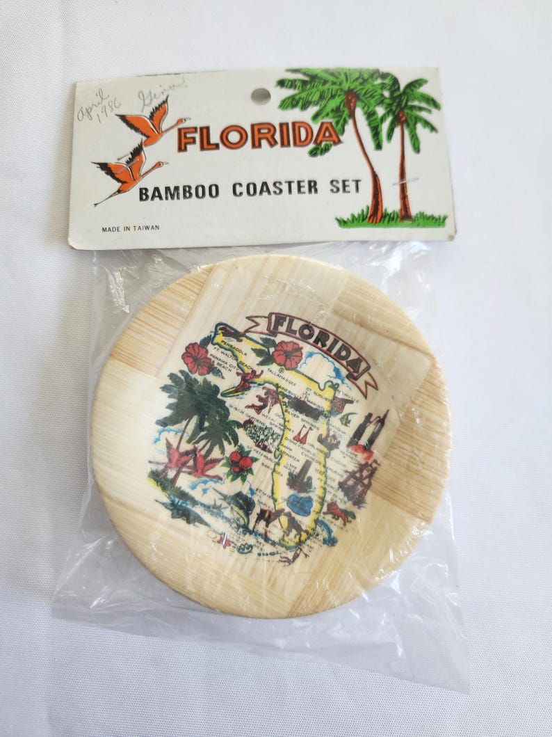 Puede incluir: Un juego de posavasos de bamb&uacute; de Florida. El posavasos es redondo con un mapa de Florida e im&aacute;genes tropicales. El embalaje incluye las palabras "FLORIDA" y "BAMBOO COASTER SET". Hecho en Taiw&aacute;n.