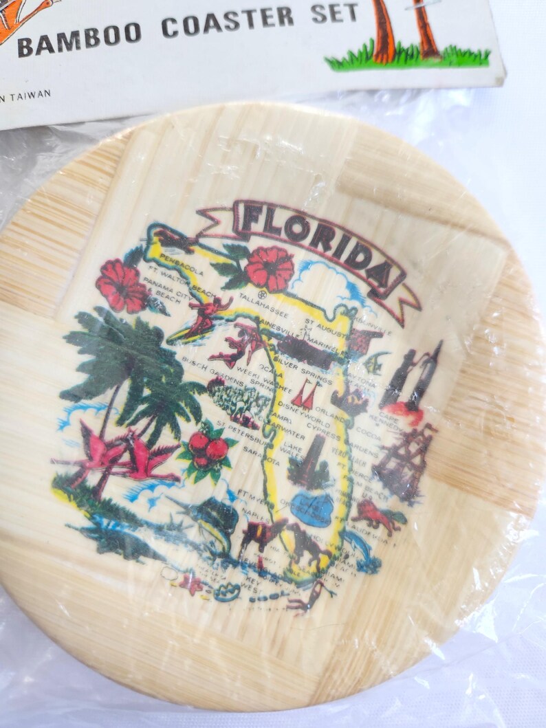 Puede incluir: Un juego de posavasos de bamb&uacute;. El posavasos redondo presenta un mapa de Florida con nombres de ciudades e ilustraciones. El posavasos tiene un patr&oacute;n de vetas de madera clara y est&aacute; decorado con im&aacute;genes coloridas.