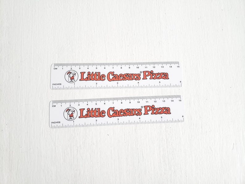 Reglas de plástico vintage de Little Caesars Pizza - Juego de dos - Artículos publicitarios retro de cadenas de restaurantes estadounidenses --- Diversión de los años 70 y 80 imagen 1