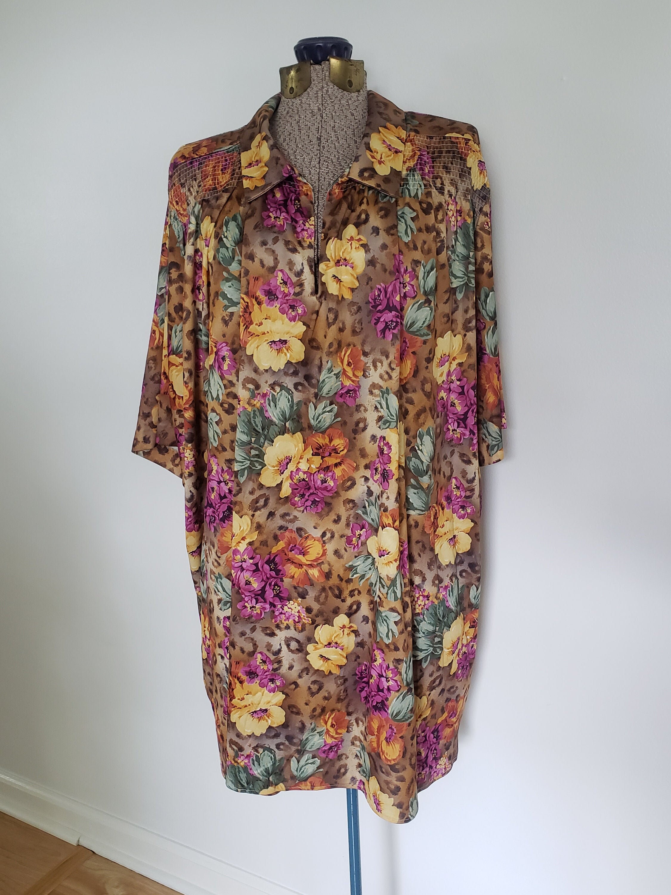 Groovy 70/'s Summer Retro 1970/'s Nightie Pajamas Comfortable Clothing - - Vintage Roaman/'s Floral /& Leopard Print Muumuu Cover Up Dress