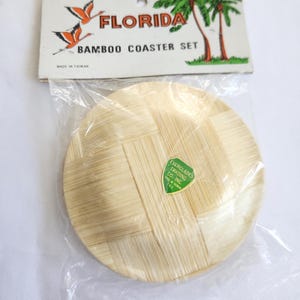 Puede incluir: Un juego de posavasos de bamb&uacute; de Florida, empaquetados en pl&aacute;stico transparente. Los posavasos redondos est&aacute;n hechos de bamb&uacute; tejido y tienen un color marr&oacute;n claro natural. El embalaje incluye la inscripci&oacute;n "FLORIDA BAMBOO COASTER SET".