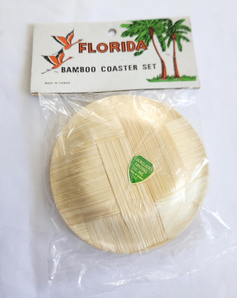 Puede incluir: Un juego de posavasos de bamb&uacute; de Florida, empaquetados en pl&aacute;stico transparente. Los posavasos redondos est&aacute;n hechos de bamb&uacute; tejido y tienen un color marr&oacute;n claro natural. El embalaje incluye la inscripci&oacute;n "FLORIDA BAMBOO COASTER SET".