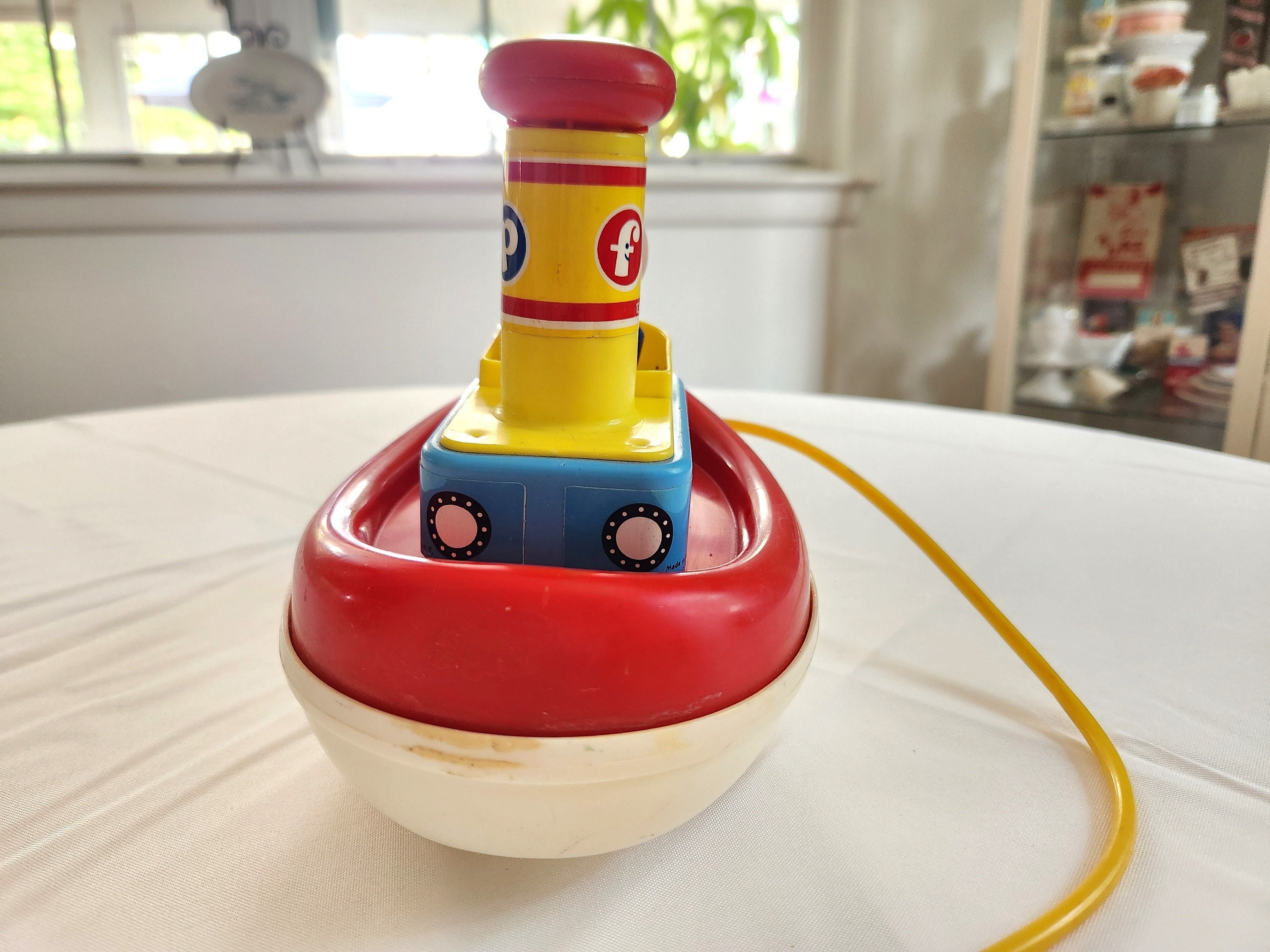 フィッシャープライス　ヴィンテージ　TUGGY TOOTER トイストーリー Vintage Fisher Price 1967 Tuggy Tooter Made In USA Floating
