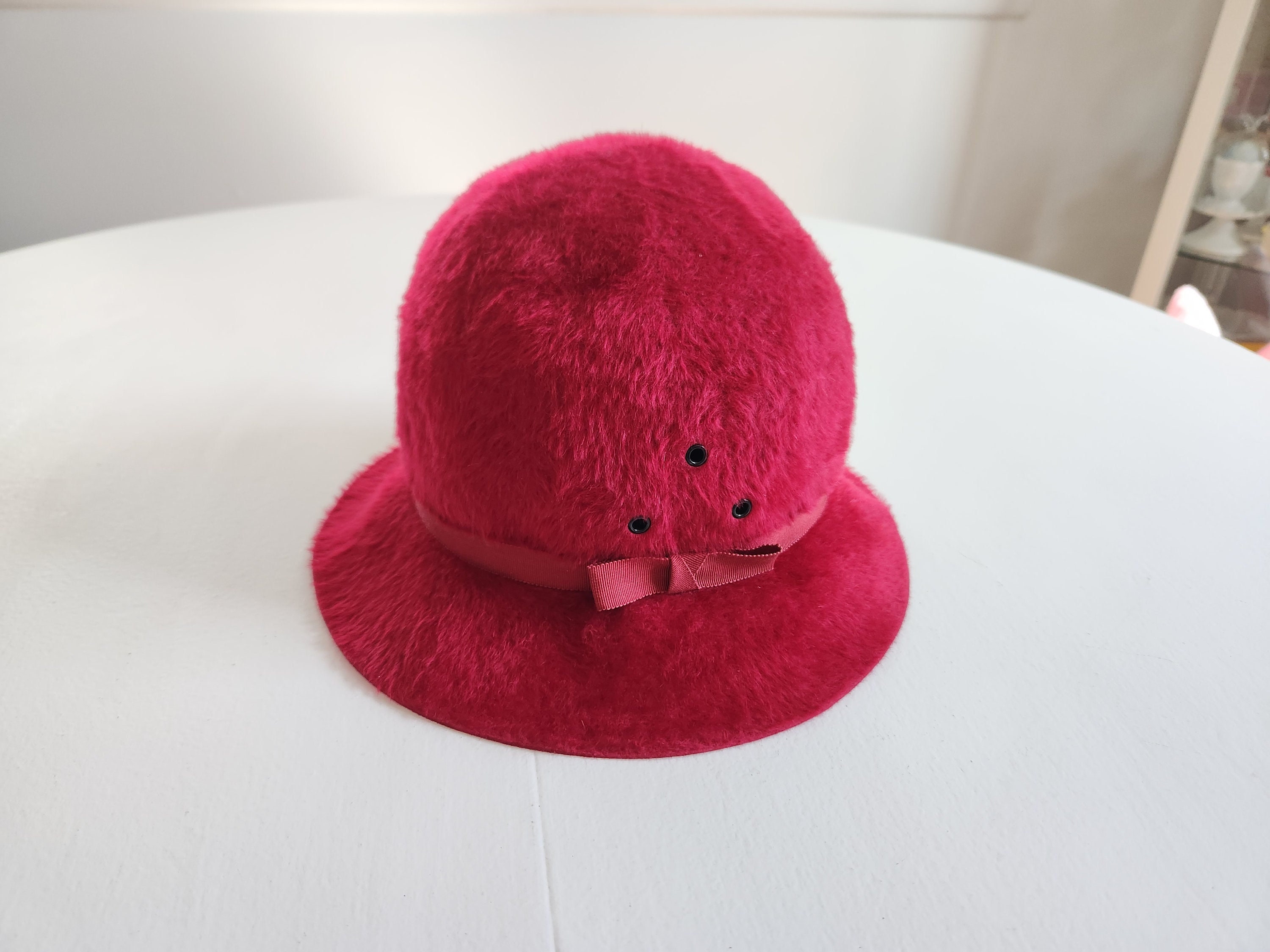 Betmar Retro Vintage 1920s Wool Vibrant Red Ladies Bow Feather & Pin Hat Vintage hat with red velvet trim for sale main image 2