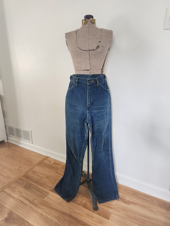 Vintage Wrangler Medium Wash Jeans --- Retro Class