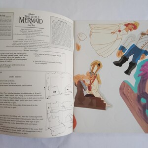 Puede incluir: Un libro de juego de Disney La Sirenita con instrucciones impresas y personajes recortables que incluyen una novia, un novio y una figura religiosa. Las p&aacute;ginas contienen texto, diagramas e ilustraciones coloridas de los personajes.
