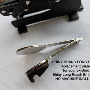 Può includere: Due piastre di ricambio argentate per un'embosser Shiny Brand Long Reach. Le piastre sono progettate per adattarsi a un'embosser Shiny Long Reach esistente. Nessuna macchina è inclusa.