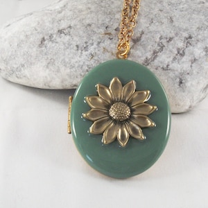 Colgante de medallón de salvia grande ovalado vintage. Regalo para mujer.