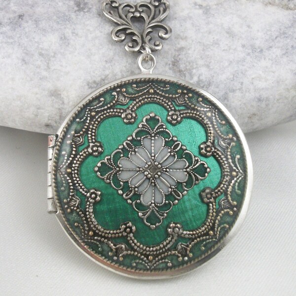 Emerald Filigree Silver Necklace, Locket Pendant. Gift For Women.